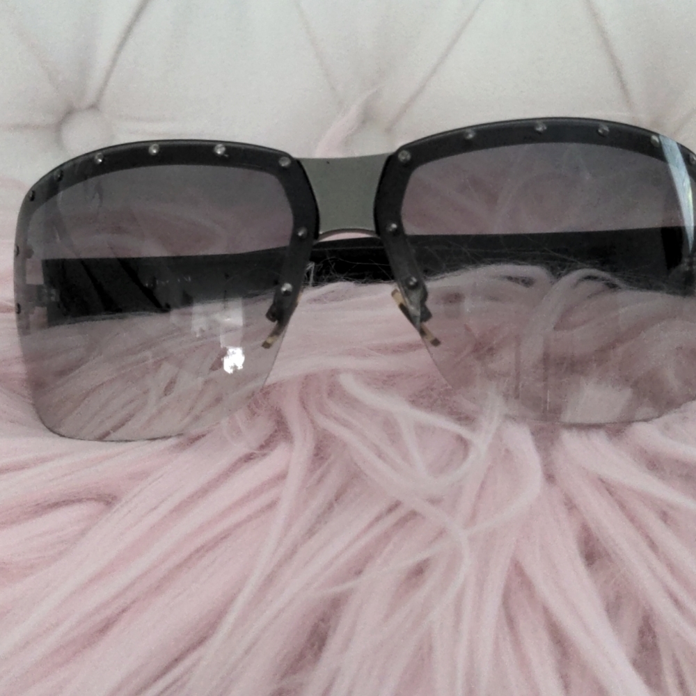 Gucci Sunglasses Woman with little studding around frame